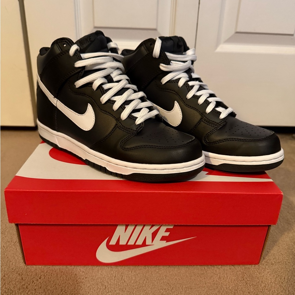 NIKE DUNKS - SOLD